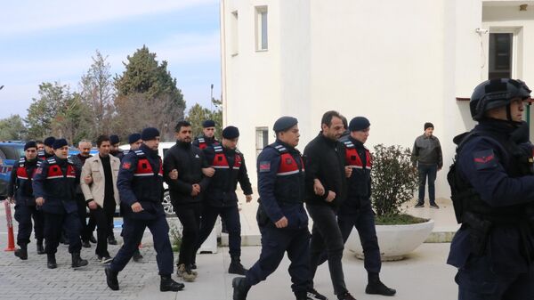 Yalova'da su ihtiyacını karşılayan Gökçe Barajı'nı besleyen Kadıköy ile Kurtköy Derivasyonu'nda yaşanan köpüklenmenin ardından gözaltına alınan 5 zanlı adliyeye sevk edildi.  - Sputnik Türkiye