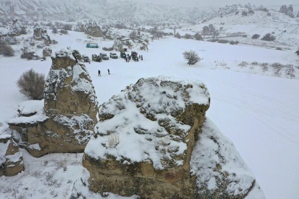 Peribacalarıyla kaplı vadileri, kayadan oyma tarihi şapel ve kiliseleri, yeraltı yerleşim alanlarıyla yerli ve yabancı turistlerin ilgisini çeken Kapadokya bölgesi, kar yağışın ardından karla kaplandı. - Sputnik Türkiye