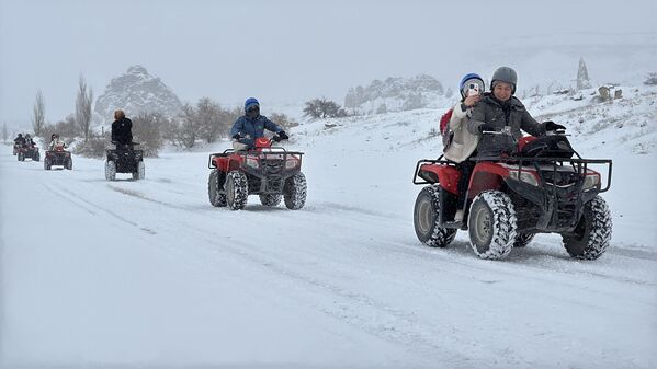 Fotoğraf tutkunları, Avanos, Göreme ve Uçhisar gibi turistik noktalarda manzaranın keyfini çıkarırken, bazı turistler ATV turlarıyla Kapadokya’nın karlı vadilerini keşfe çıktı. - Sputnik Türkiye