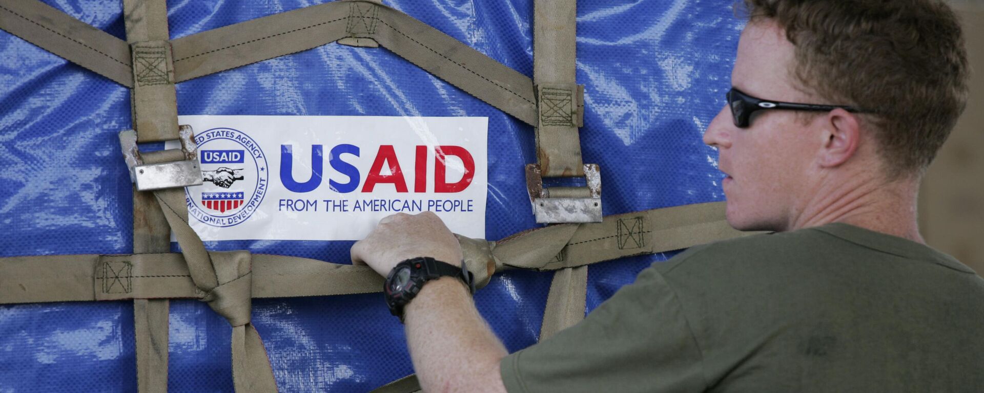 A U.S. marine packages USAID supplies bound for cyclone devastated Myanmar at the Utapao Air Force base near the southern city of Rayong, Thailand, Wednesday, May 14, 2008 - Sputnik Türkiye, 1920, 05.02.2025