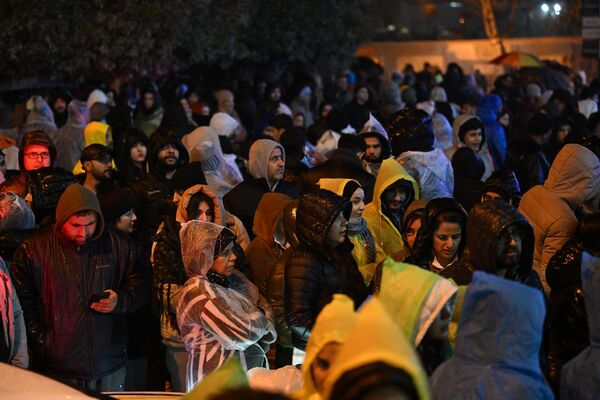 Alanda bulunan vatandaşlar, depremin yıldönümünde kaybettikleri yakınlarını anmak için fotoğraflarını taşıdılar. Birçok kişi, kaybettikleri sevdiklerinin anısını yaşatmaya çalışarak anma etkinliği için alanda sessiz bir bekleyiş sergiledi. - Sputnik Türkiye