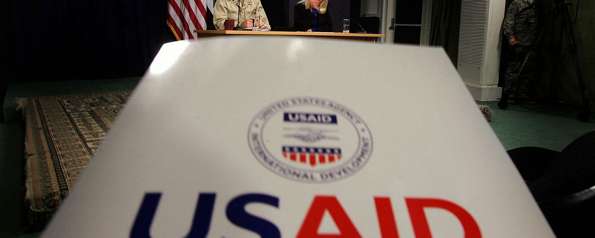 Denise Herbol (C-R), deputy director of the United States Agency for International Development – Iraq (USAID), and Rear Adm. Gregory Smith (L), director of the Multi-National Force-Iraq's Communications Division hold a joint press conference at the heavily fortified Green Zone area in Baghdad, 13 January 2008 - Sputnik Türkiye, 1920, 08.02.2025