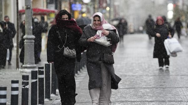 İstanbul'da kar yağışı aralıklarla devam ediyor - Sputnik Türkiye