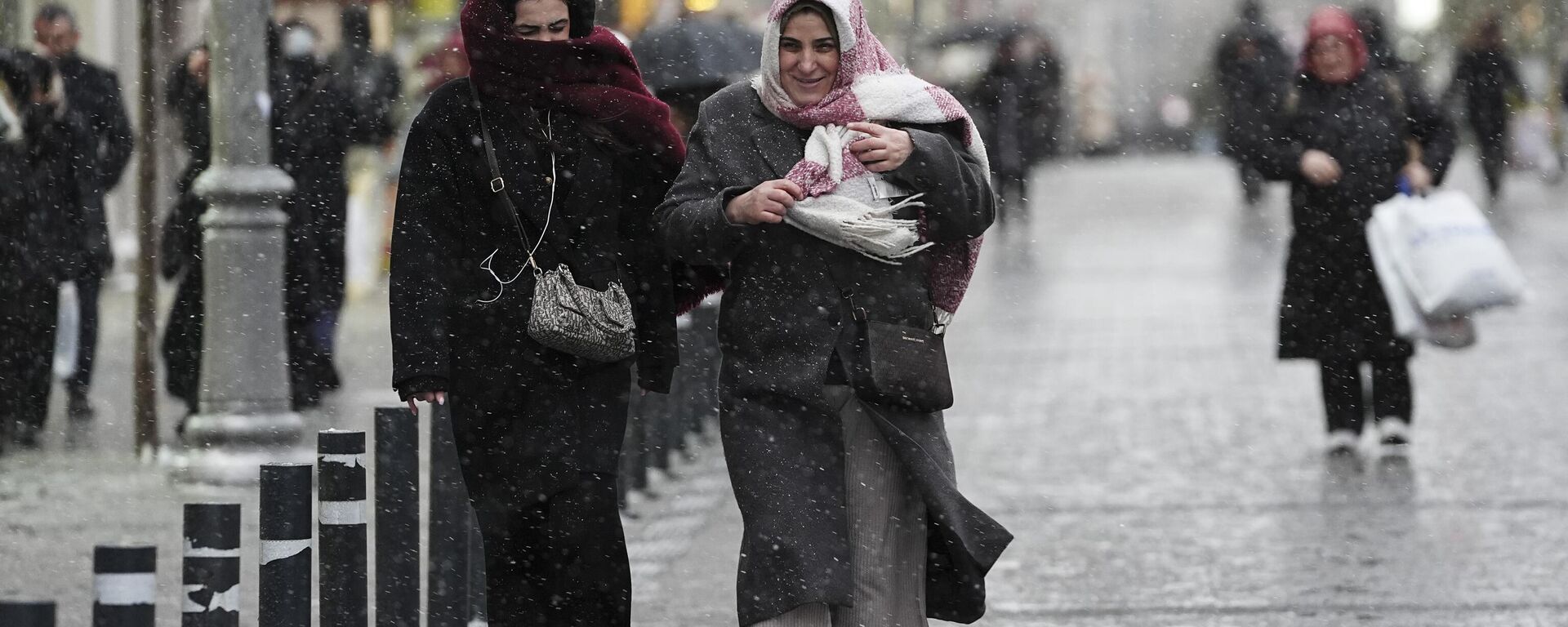 İstanbul'da kar yağışı aralıklarla devam ediyor - Sputnik Türkiye, 1920, 08.02.2025