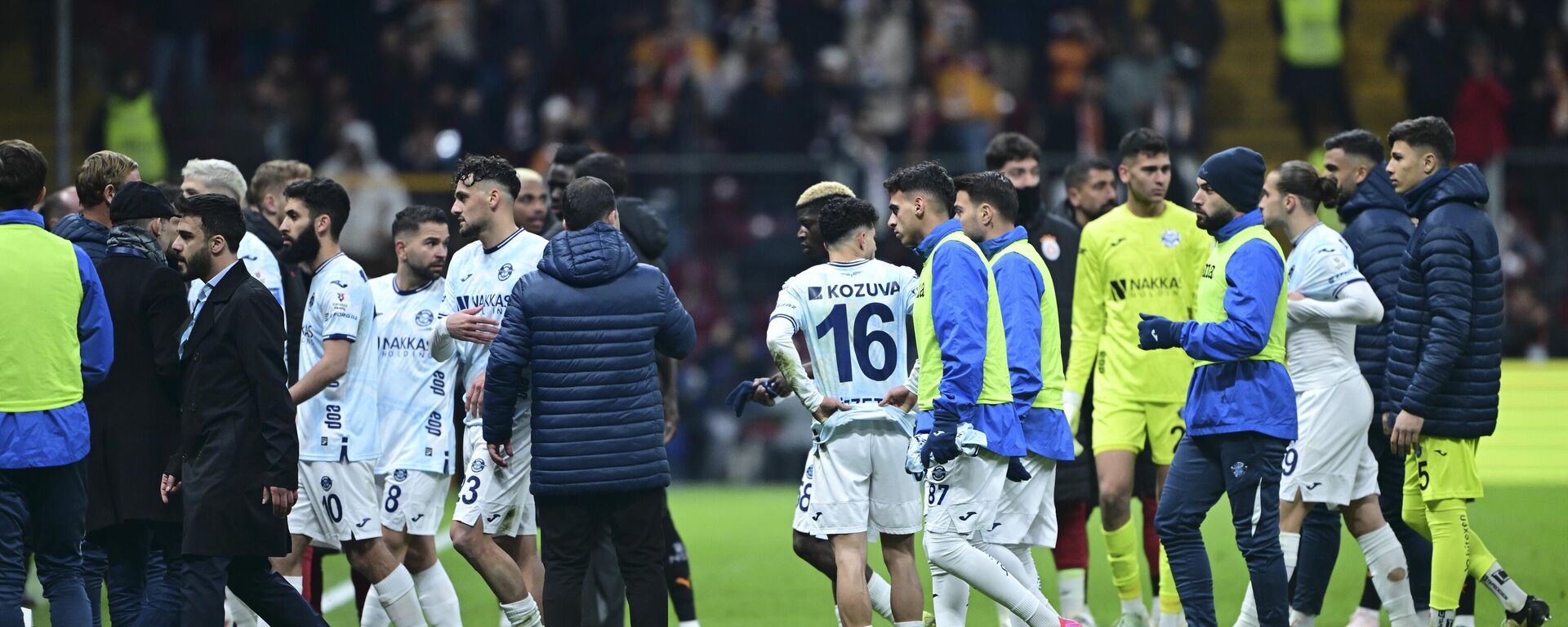 Adana Demirspor, Trendyol Süper Lig'in 23. haftasında deplasmanda Galatasaray ile yaptığı maçta sahadan çekildi.  - Sputnik Türkiye, 1920, 09.02.2025