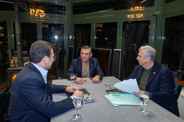 CHP,  basına kapalı gerçekleşen Özel, İmamoğlu ve Yavaş görüşmesine ilişkin fotoğrafları paylaştı. - Sputnik Türkiye