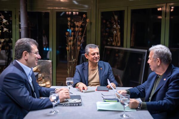 CHP,  basına kapalı gerçekleşen Özel, İmamoğlu ve Yavaş görüşmesine ilişkin fotoğrafları paylaştı. - Sputnik Türkiye