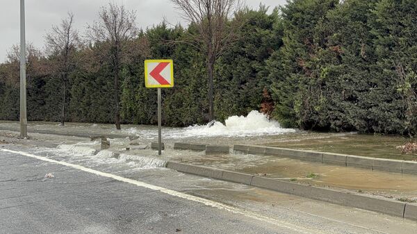 Bakırköy'de İstanbul Su ve Kanalizasyon İdaresine (İSKİ) ait su borusunun patlaması nedeniyle cadde trafiğe kapatıldı - Sputnik Türkiye