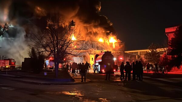 Afyonkarahisar'da bir fabrikada çıkan yangına müdahale ediliyor. Yangına, 26 itfaiye, orman işletmeye ait 4 arazöz, 4 toma ile müdahale ediliyor.  - Sputnik Türkiye