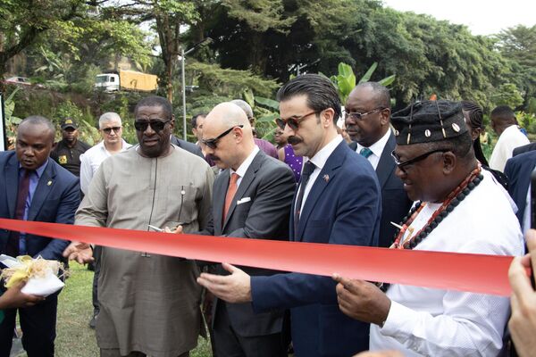 Açılış törenine Türkiye’nin Yaounde Büyükelçisi Volkan Öskiper, Douala Belediye Başkanı Roger Mbassa Ndine, TİKA Yaounde Koordinatörü Melih Çağatay Artunay&#x27;da dahil olmak üzere davetliler katıldı. - Sputnik Türkiye