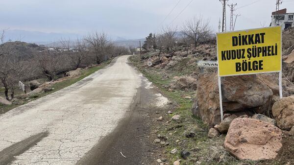 Şanlıurfa'nın Siverek Belediyesi sınırlarında, sahipsiz köpeğin bir kadına saldırısının güvenlik kamerası görüntüsü ortaya çıktı. Olayın ardından ölü bulunan köpekte kuduz tespit edilmesi üzerine Bahçe ve Divan mahalleleri karantinaya alındı. - Sputnik Türkiye