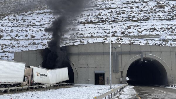 ABD'de dağ tünelindeki zincirleme kazada en az 2 kişi öldü - Sputnik Türkiye