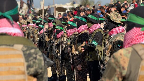 Hamas, esir takasının altıncı turunda 3 İsrailli rehine Kızılhaç'a teslim etti - Sputnik Türkiye