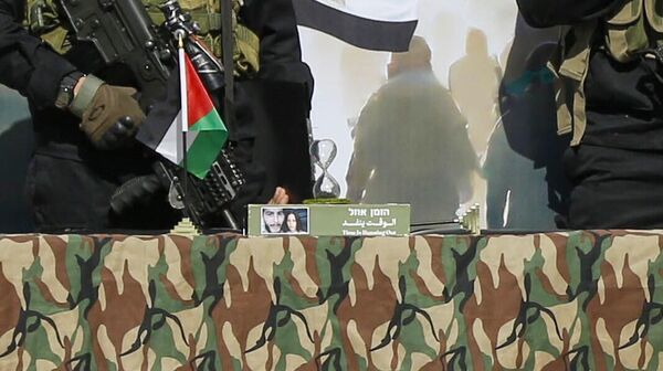 Hamas, rehine takasının altıncı turunda 3 İsrailli rehineyi Kızılhaç'a teslim etti - Sputnik Türkiye