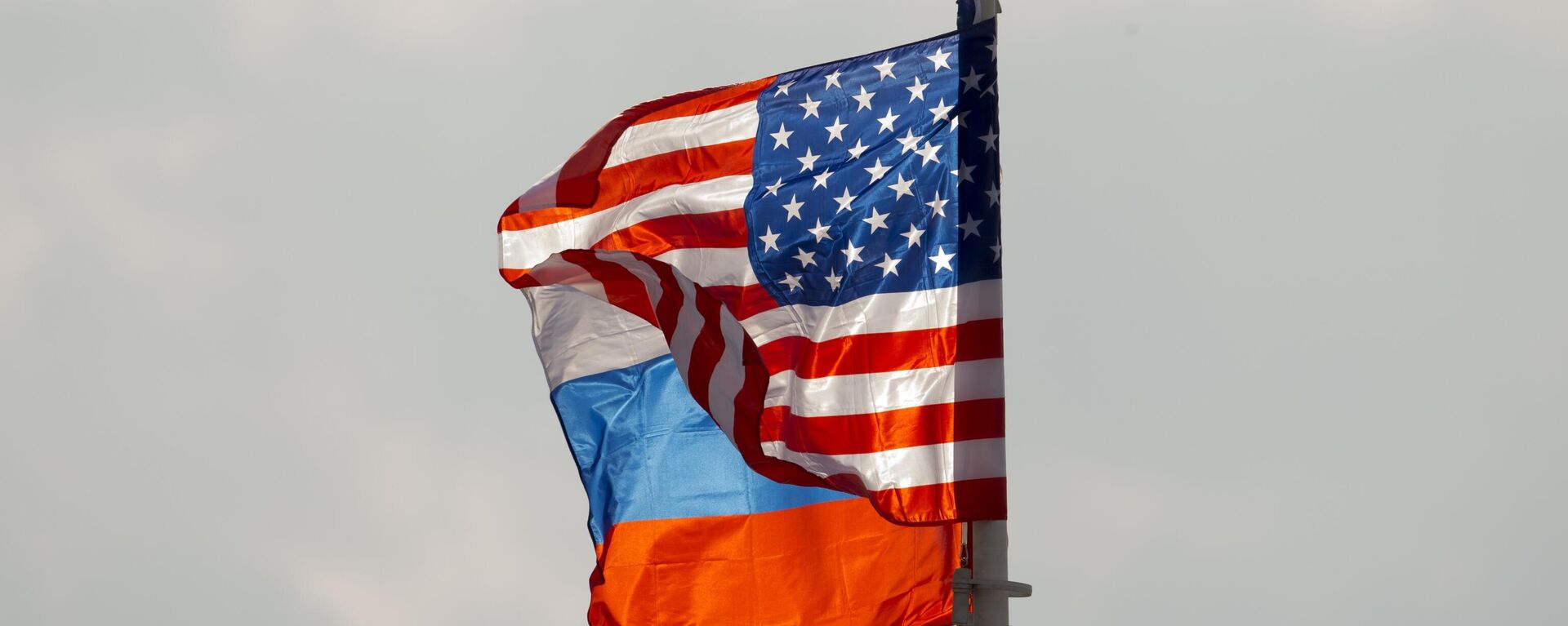 U.S. and Russian national flags wave on the wind before US Secretary of State Rex Tillerson arrival in Moscow's Vnukovo airport, Russia, Tuesday, April 11, 2017 - Sputnik Türkiye, 1920, 18.02.2025