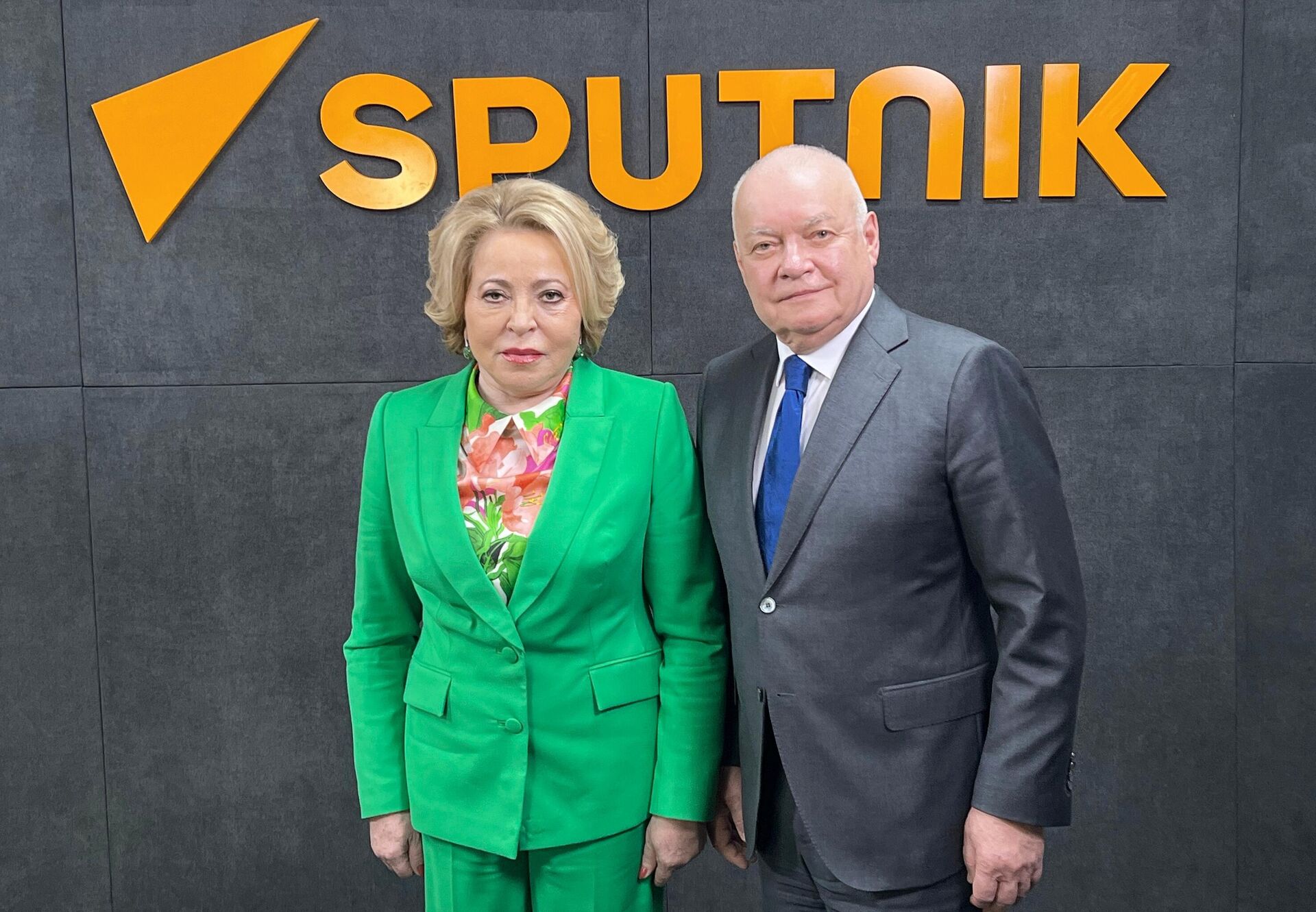 Federasyon Konseyi Başkanı Valentina Matviyenko, Etiyopya’da açılan Sputnik Studyosu’nda, Rossiya Segodnya Medya Grubu Genel Müdürü Dmitriy Kiselev’e röportaj verdi - Sputnik Türkiye, 1920, 19.02.2025