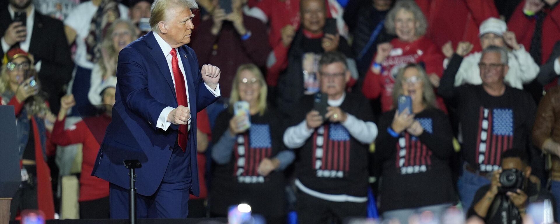 President Donald Trump dances as he departs after speaking about the economy during an event at the Circa Resort and Casino in Las Vegas, Saturday, Jan. 25, 2025. - Sputnik Türkiye, 1920, 20.02.2025