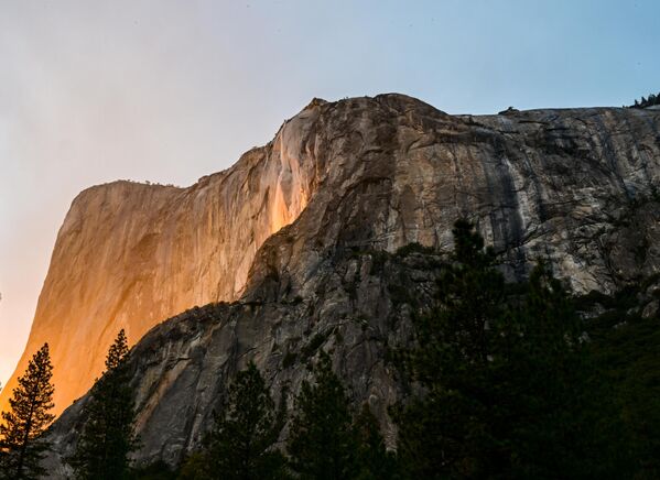 ABD&#x27;nin California eyaletinde yer alan Yosemite Ulusal Parkı’ndaki Horsetail Fall (At Kuyruğu Şelalesi), her yıl Şubat ayında doğanın büyüleyici bir gösterisine sahne oluyor. - Sputnik Türkiye