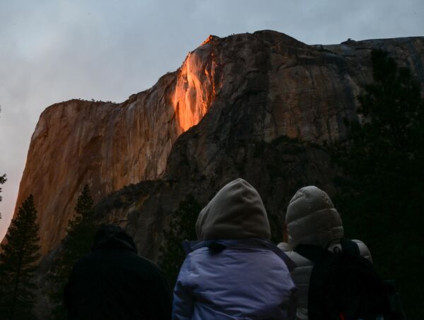 Bu özel anı kaçırmak istemeyen fotoğrafçılar ve doğa severler, yılın bu döneminde Yosemite’e akın etti. - Sputnik Türkiye