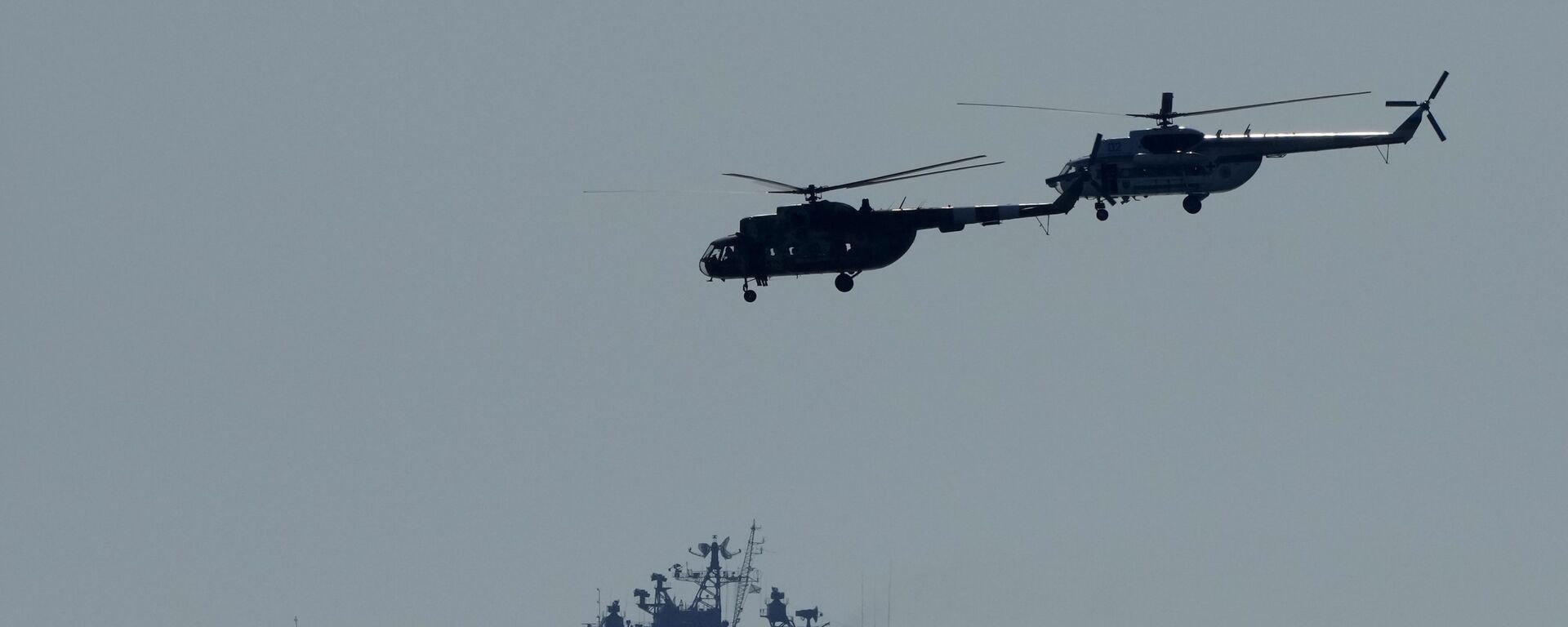 Ukrainian helicopters fly over a Russian warship  during Sea Breeze 2021 maneuvers, in the Black Sea, Friday, July 9, 2021 - Sputnik Türkiye, 1920, 21.02.2025