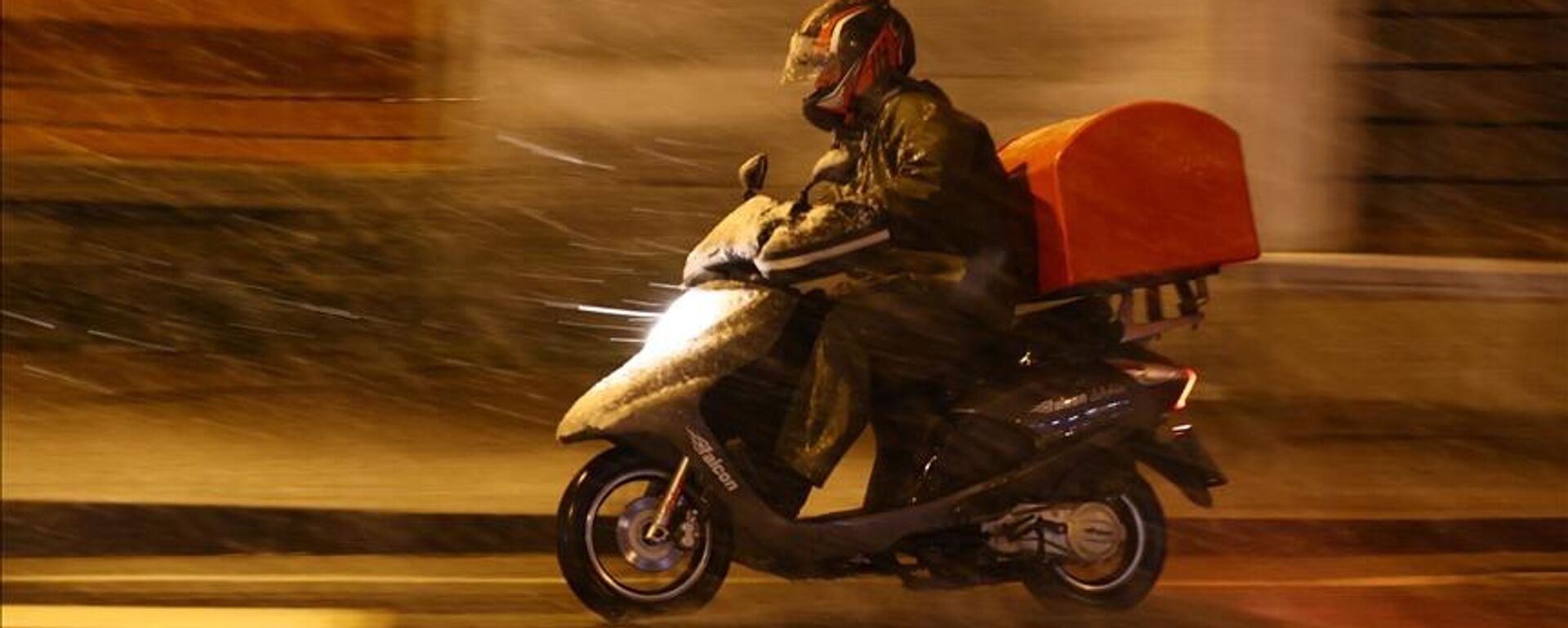 Motokurye kar yağışı - Sputnik Türkiye, 1920, 22.02.2025