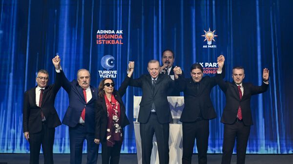 Cumhurbaşkanı ve AK Parti Genel Başkanı Recep Tayyip Erdoğan, partisinin Ankara Spor Salonu'nda düzenlenen 8. Olağan Büyük Kongresi’ne katıldı. Erdoğan, partisine katılan milletvekilleri Ünal Karaman, Mehmet Selim Ensarioğlu (solda) ve Serap Yazıcı Özbudun'a rozet taktı.
 - Sputnik Türkiye