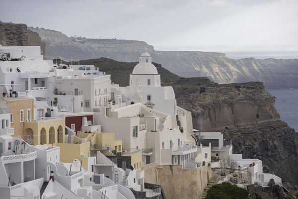 Santorini ve çevresindeki adalarda heyelan riski analizlerinin sürecini belirten uzmanlar, yetkililerin gerekli önlemleri hızla alması gerektiğini belirtiyor. - Sputnik Türkiye