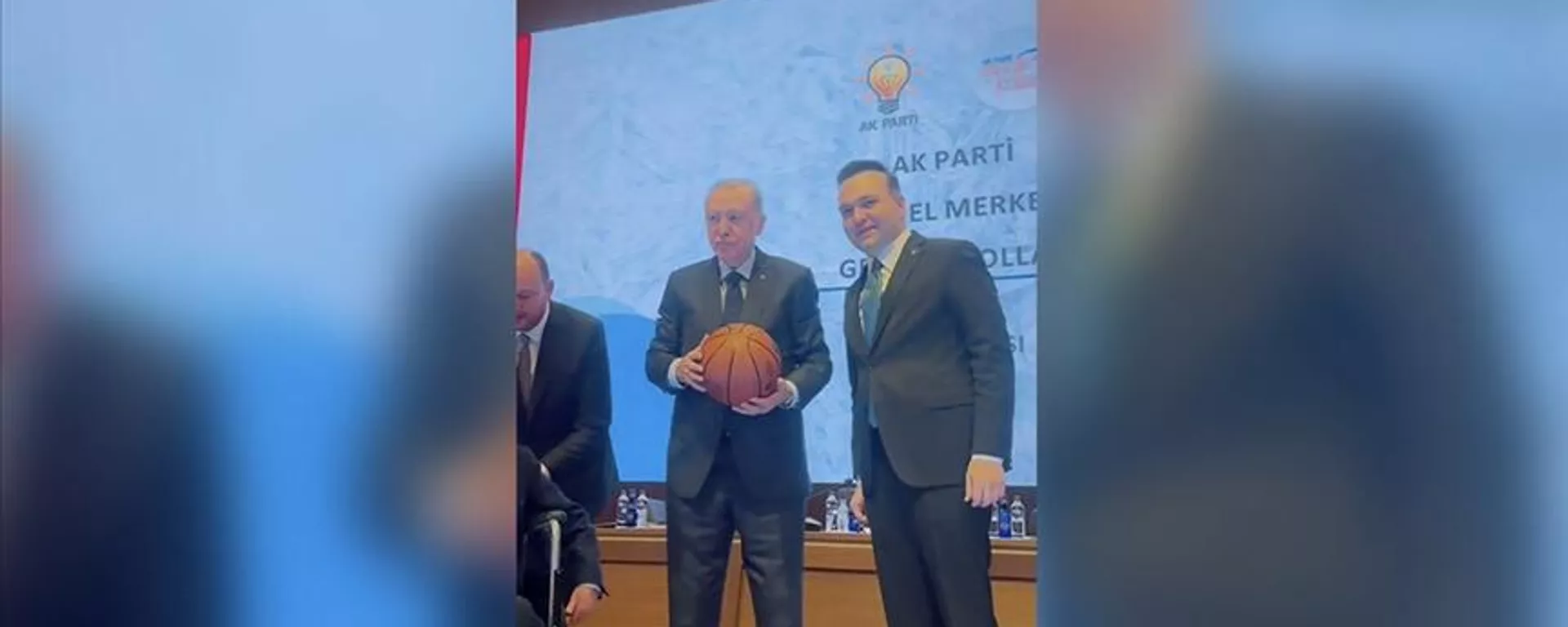 AK Parti Gençlik Kolları, Cumhurbaşkanı Erdoğan'a basketbol topu hediye etti - Sputnik Türkiye, 1920, 26.02.2025