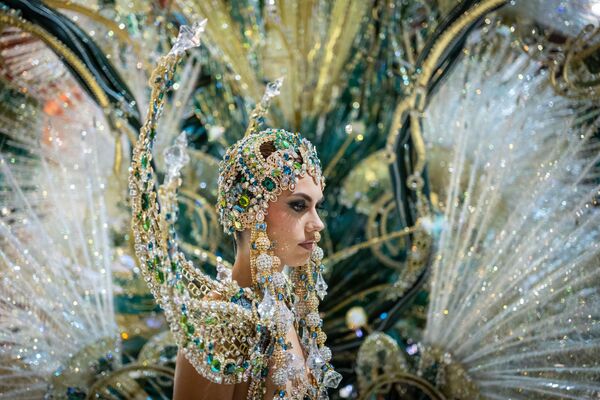 İspanya&#x27;nın Kanarya Adaları&#x27;nda yer alan Tenerife adası, renkli kostümler ve enerjik performanslarla dolu Tenerife Karnavalı kraliçe adayı seçim etkinliğine ev sahipliği yaptı. Santa Cruz de Tenerife kentinde düzenlenen etkinlik, karnaval öncesinde adayların yeteneklerini sergileyerek büyük bir coşkuya sahne oldu. - Sputnik Türkiye