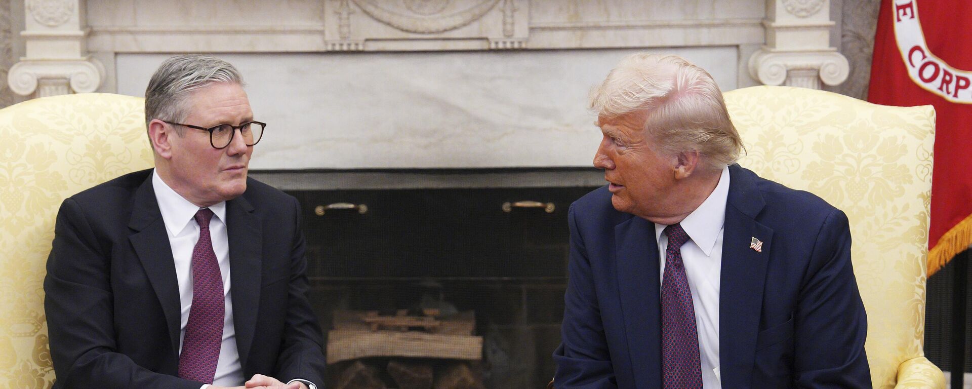 President Donald Trump meets with British Prime Minister Keir Starmer, left, at the White House, Thursday, Feb. 27, 2025, in Washington.  - Sputnik Türkiye, 1920, 27.02.2025