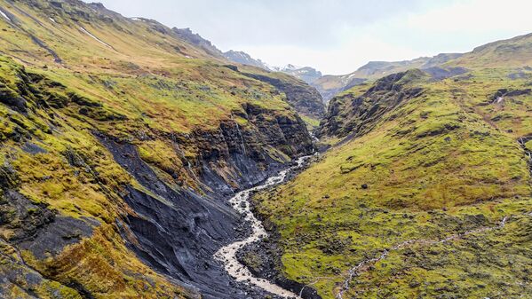 Özellikle İzlanda’nın güneyinde yer alan ve turistlerin yoğun ilgi gösterdiği Vatnajökull Buzulu, iklim değişikliğinin etkilerinin en net gözlemlendiği noktalardan biri. - Sputnik Türkiye