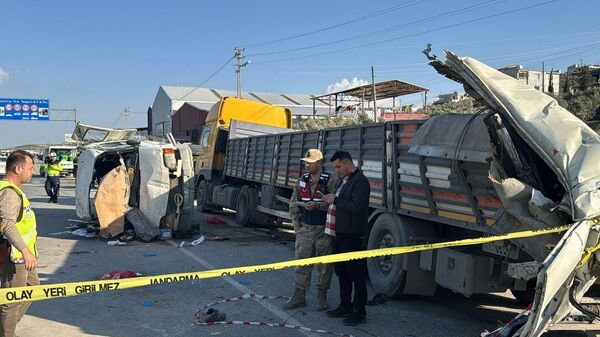 Hatay'da işçi servisi tıra çarptı - Sputnik Türkiye