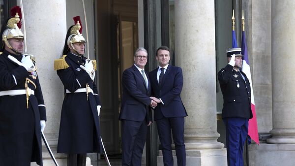 Президент Франции Эммануэль Макрон и премьер-министр Великобритании Кир Стармер перед неформальной встречей лидеров стран ЕС и Соединенного Королевства в Елисейском дворце в Париже - Sputnik Türkiye