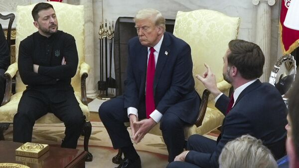 Президент США Дональд Трамп и вице-президент Джей Ди Вэнс во время переговоров с Владимиром Зеленским в Овальном кабинете Белого дома - Sputnik Türkiye