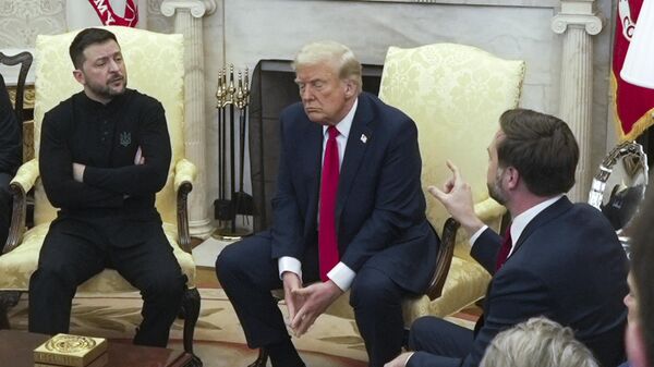 Vice President JD Vance, right, speaks with Ukraine's Volodymyr Zelensky, left, as President Donald Trump listens in the Oval Office at the White House, Friday, Feb. 28, 2025, in Washington.  - Sputnik Türkiye