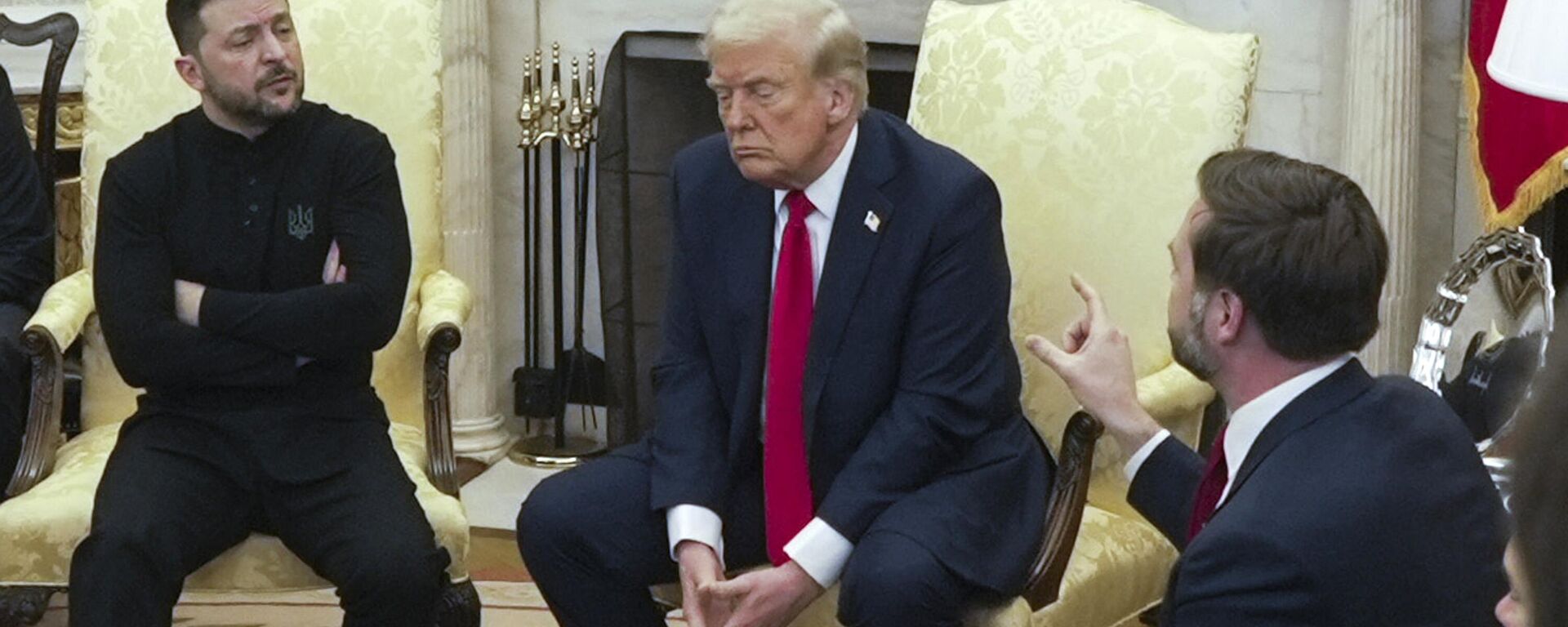 Vice President JD Vance, right, speaks with Ukraine's Volodymyr Zelensky, left, as President Donald Trump listens in the Oval Office at the White House, Friday, Feb. 28, 2025, in Washington.  - Sputnik Türkiye, 1920, 04.03.2025