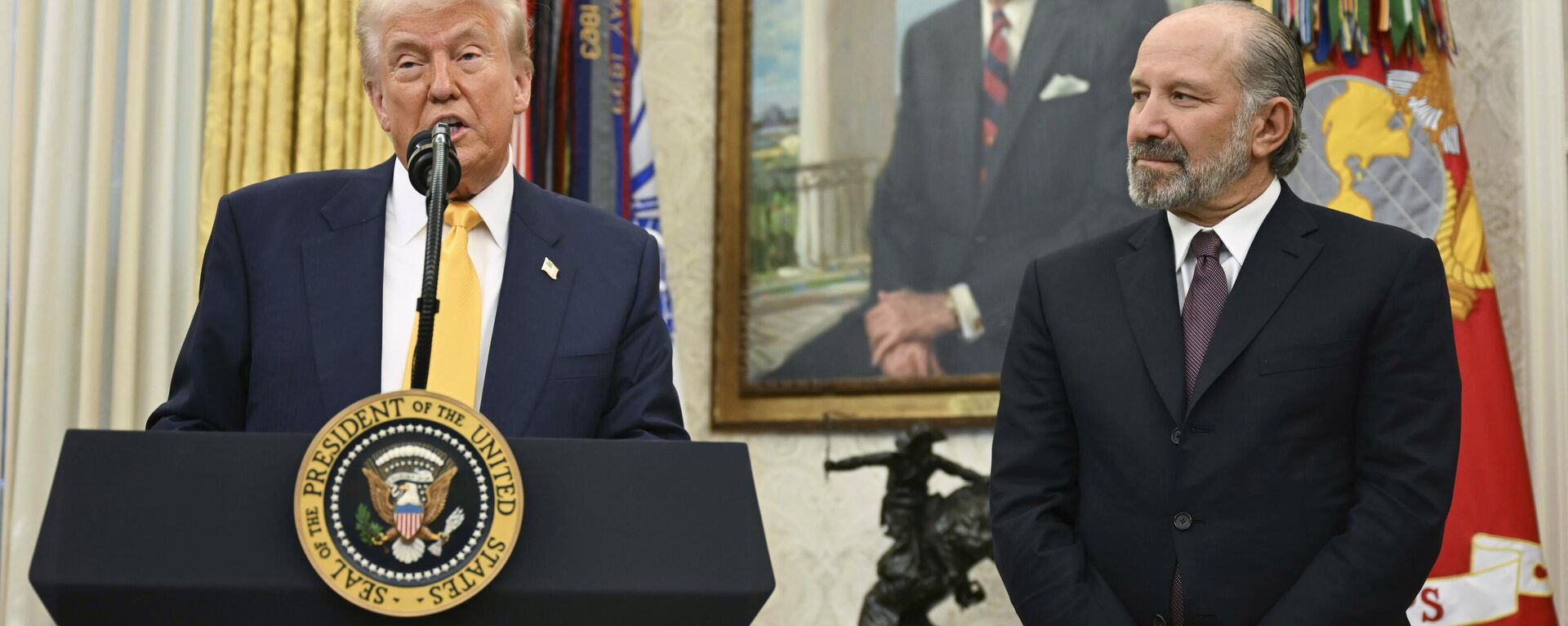 President Donald Trump speaks during a ceremonial swearing-in for Secretary of Commerce Howard Lutnick in the Oval Office of the White House in Washington, Friday, Feb. 21, 2025. - Sputnik Türkiye, 1920, 05.03.2025