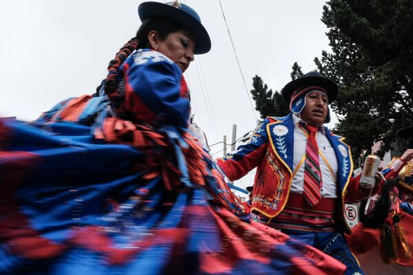 Festivalin en ikonik danslarından biri olan Diablada (Şeytan Dansı), iyi ile kötünün mücadelesini sembolize eder. - Sputnik Türkiye