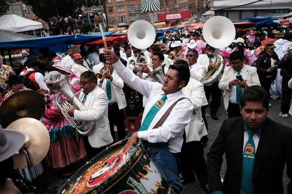 Festival boyunca Oruro sokakları, folklorik müzik grupları ve dans ekipleriyle dolup taşarken, yerel yemekler ve el yapımı hediyelik eşyalar da büyük ilgi gördü. - Sputnik Türkiye