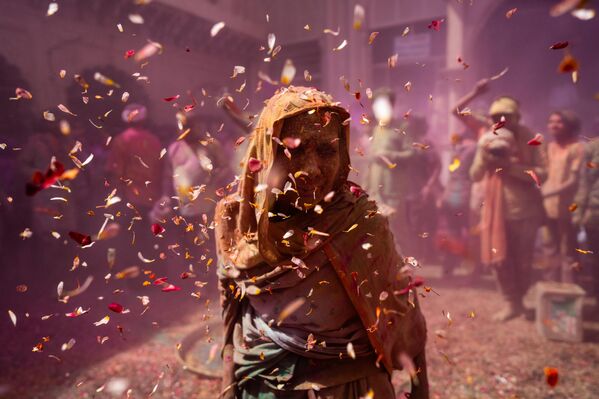 Festivalin kökeni ise, Hindu mitolojisindeki &#x27;Holika&#x27; efsanesine dayanır. - Sputnik Türkiye