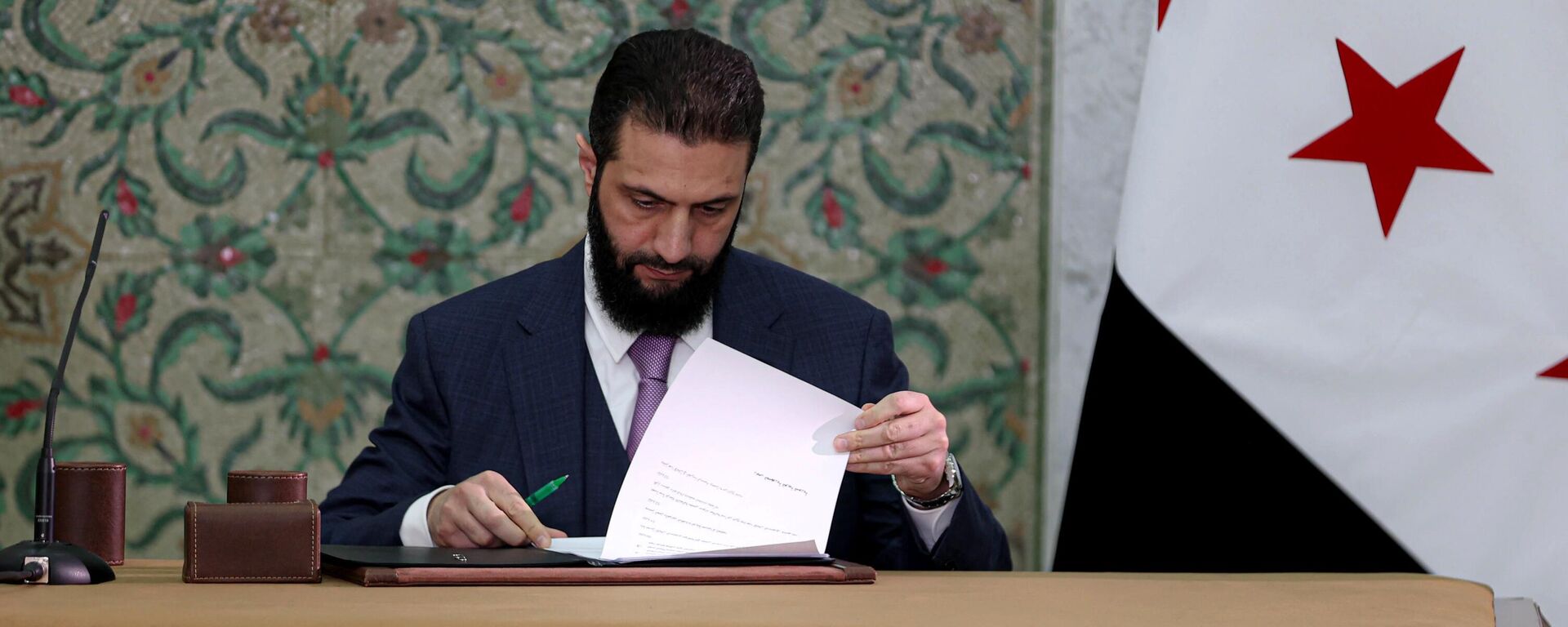 Suriye Geçici Hükümeti Cumhurbaşkanı Şara, geçici anayasa bildirgesini imzaladı - Sputnik Türkiye, 1920, 15.10.2025