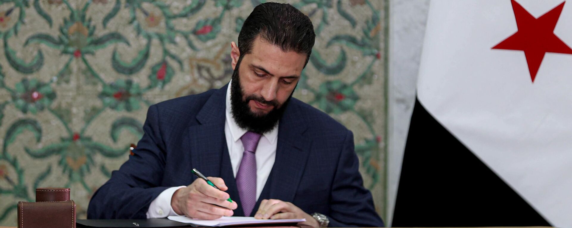 Suriye Geçici Hükümeti Cumhurbaşkanı Şara, geçici anayasa bildirgesini imzaladı - Sputnik Türkiye, 1920, 08.07.2025