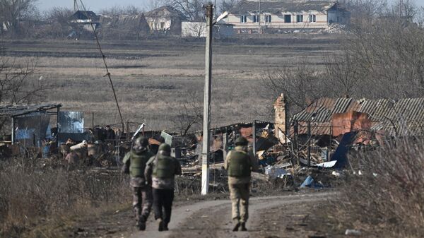 Военнослужащие РФ на территории освобожденного села Погребки в Суджанском районе Курской области - Sputnik Türkiye