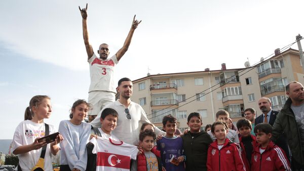 Milli Futbolcu Merih Demiral Bolu'da kendisi için dikilen heykeli ziyaret etti - Sputnik Türkiye