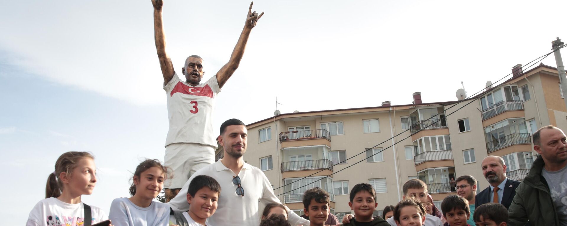 Milli Futbolcu Merih Demiral Bolu'da kendisi için dikilen heykeli ziyaret etti - Sputnik Türkiye, 1920, 16.03.2025