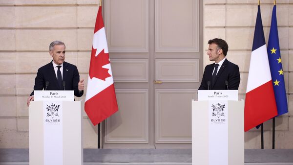 French President Emmanuel Macron, right, and Canada's Prime Minister Mark Carney attend a joint statement Monday, March 17, 2025 at the Elysee Palace in Paris. - Sputnik Türkiye