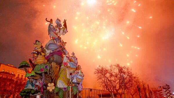 Bir yıllık emek, bir günde yok oluyor: 'Las Fallas' festivalinden renkli yangın - Sputnik Türkiye