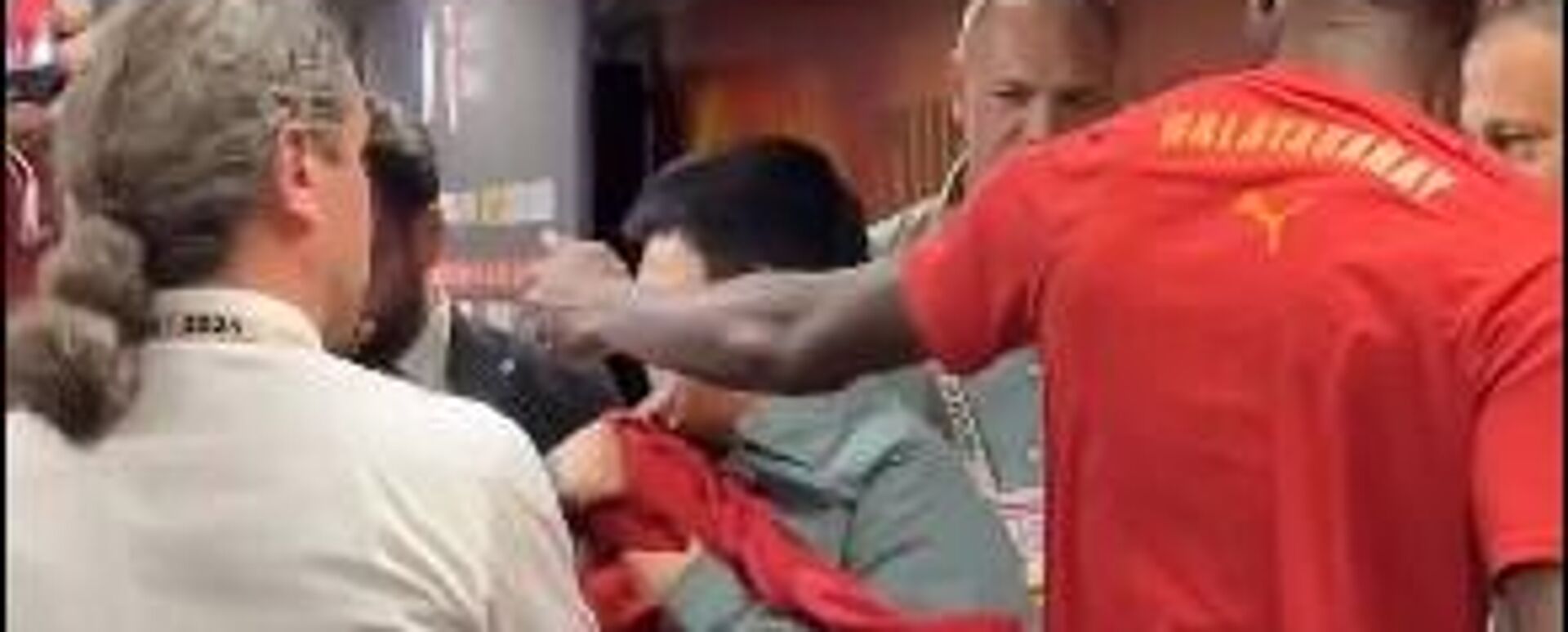 Osimhen formasını alan çocuk 50 bin liraya sattığını anlattı - Sputnik Türkiye, 1920, 21.03.2025