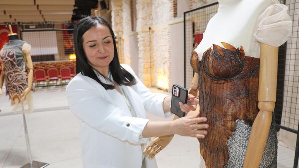 Adana'da Çukurova Üniversitesi Güzel Sanatlar Fakültesi Tekstil ve Moda Tasarımı Bölümü Araştırma Görevlisi Fazilet Ceyhanlı (fotoğrafta) kullanılmış çaydan elde edilen vegan deriden yapılmış eserlerden oluşan sergi açtı. - Sputnik Türkiye