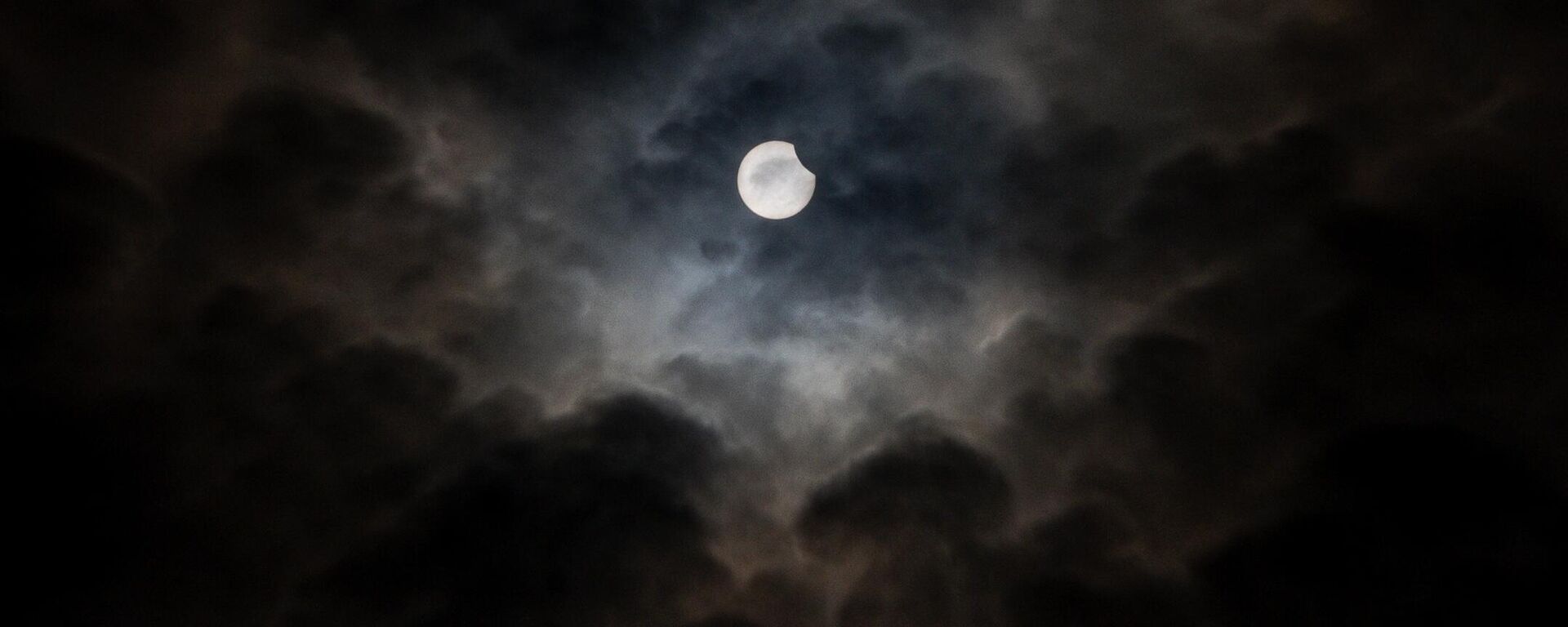 Parçalı Güneş tutulması - Sputnik Türkiye, 1920, 01.05.2025